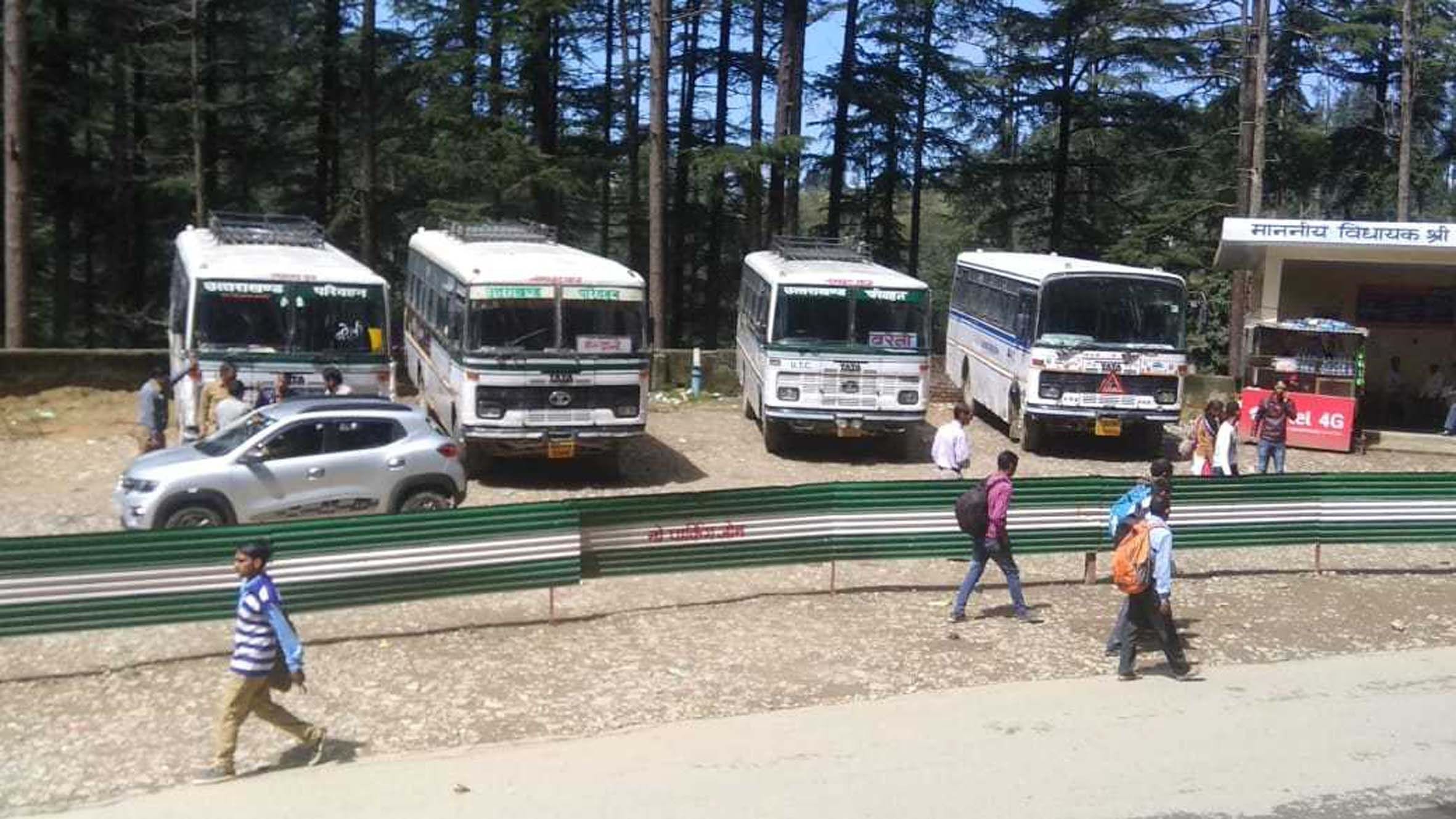 लोहाघाट डिपो में खड़ी रोडवेज की बसें। लोहाघाट डिपो में खड़ी रोडवेज की बसें।
