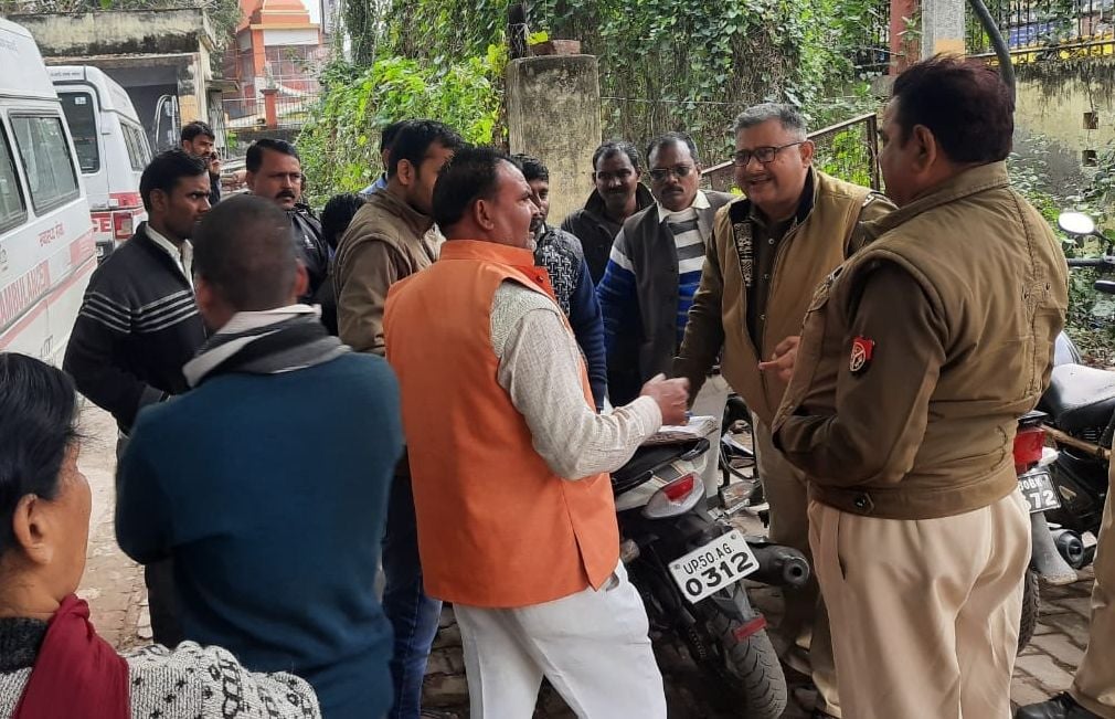 जिला महिला अस्पताल में मरीज को ले जाने के लिए एंबुलेंस चालकों से कहा सुनी के बाद पहुंची पुलिस। जिला महिला अस्पताल में मरीज को ले जाने के लिए एंबुलेंस चालकों से कहा सुनी के बाद पहुंची पुलिस।
