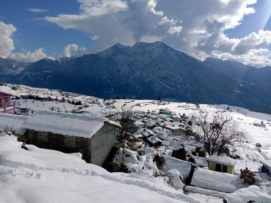चमोली जिले में रविवार को धूप खिलने के बाद इस तरह दिखा बर्फ में ढका पर्यटन ग्राम रामणी। चमोली जिले में रविवार को धूप खिलने के बाद इस तरह दिखा बर्फ में ढका पर्यटन ग्राम रामणी।