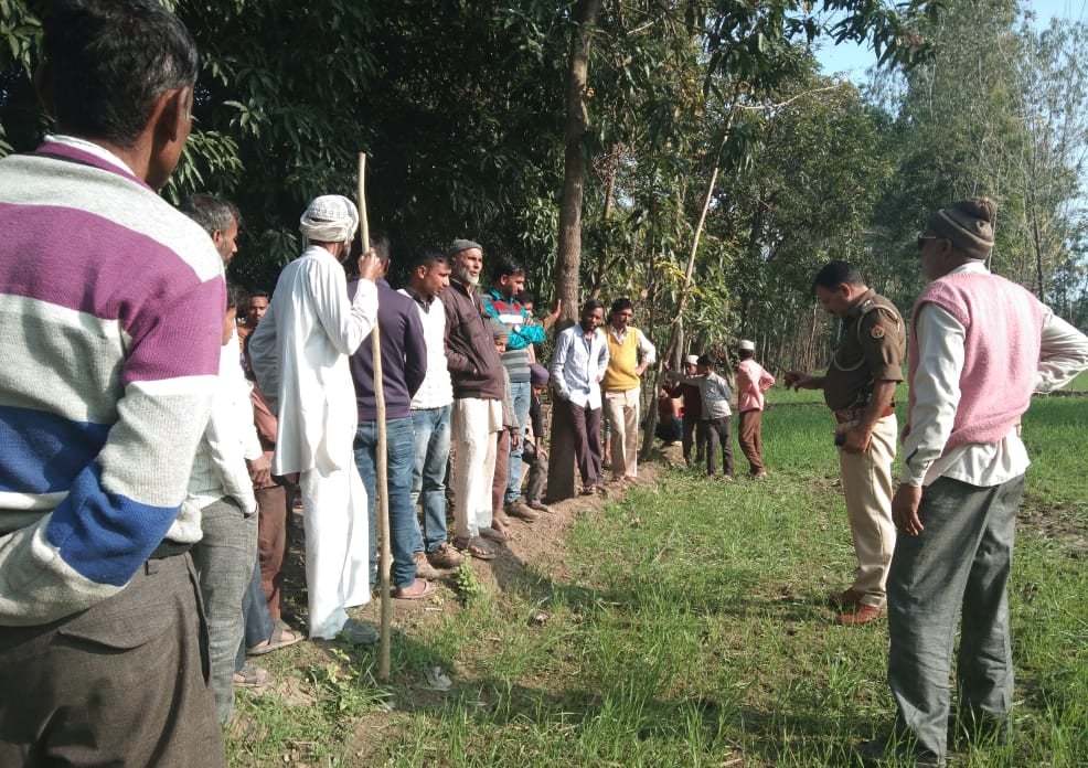 सिकंदरपुर में मौके पर जांच पड़ताल करती पुलिस। सिकंदरपुर में मौके पर जांच पड़ताल करती पुलिस।