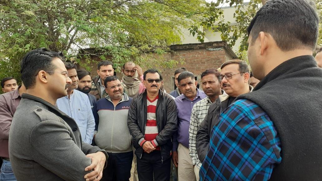 पोस्टमार्टम हाउस में मृतक दंपति के परिजनों से बात करते एसपी सतीश कुमार पोस्टमार्टम हाउस में मृतक दंपति के परिजनों से बात करते एसपी सतीश कुमार