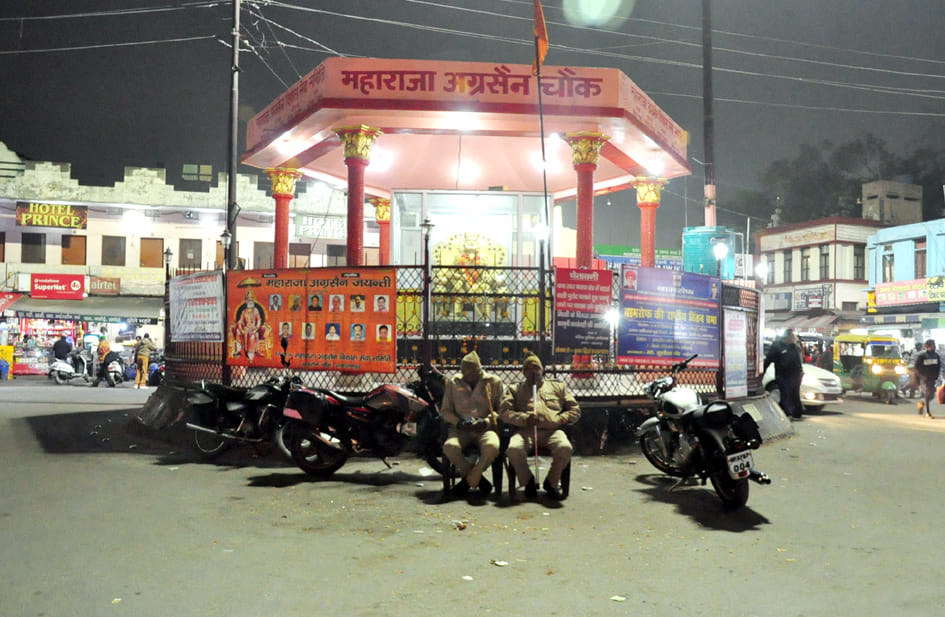 निगम के दावे हवा:महाराजा अग्रसैन चौक पर कोई अलाव नहीं निगम के दावे हवा:महाराजा अग्रसैन चौक पर कोई अलाव नहीं