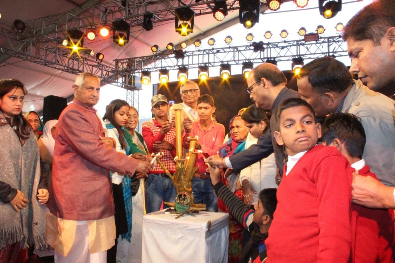 आजमगढ़ महात्सव का शुभारंभ करते डीएम एनपी सिंह और कलाकार।