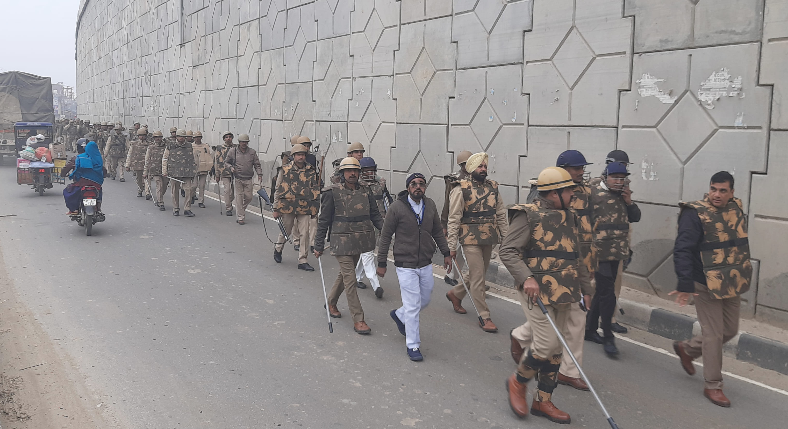 देवबंद में सुरक्षा व्यवस्था के मद्देनजर फ्लैगमार्च करती पुलिस