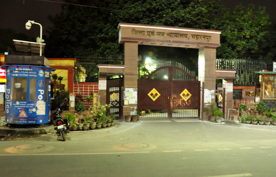 निगम के दावे हवा: दीवानी कचहरी गेट पर कोई अलाव नहीं दिखा। निगम के दावे हवा: दीवानी कचहरी गेट पर कोई अलाव नहीं दिखा।