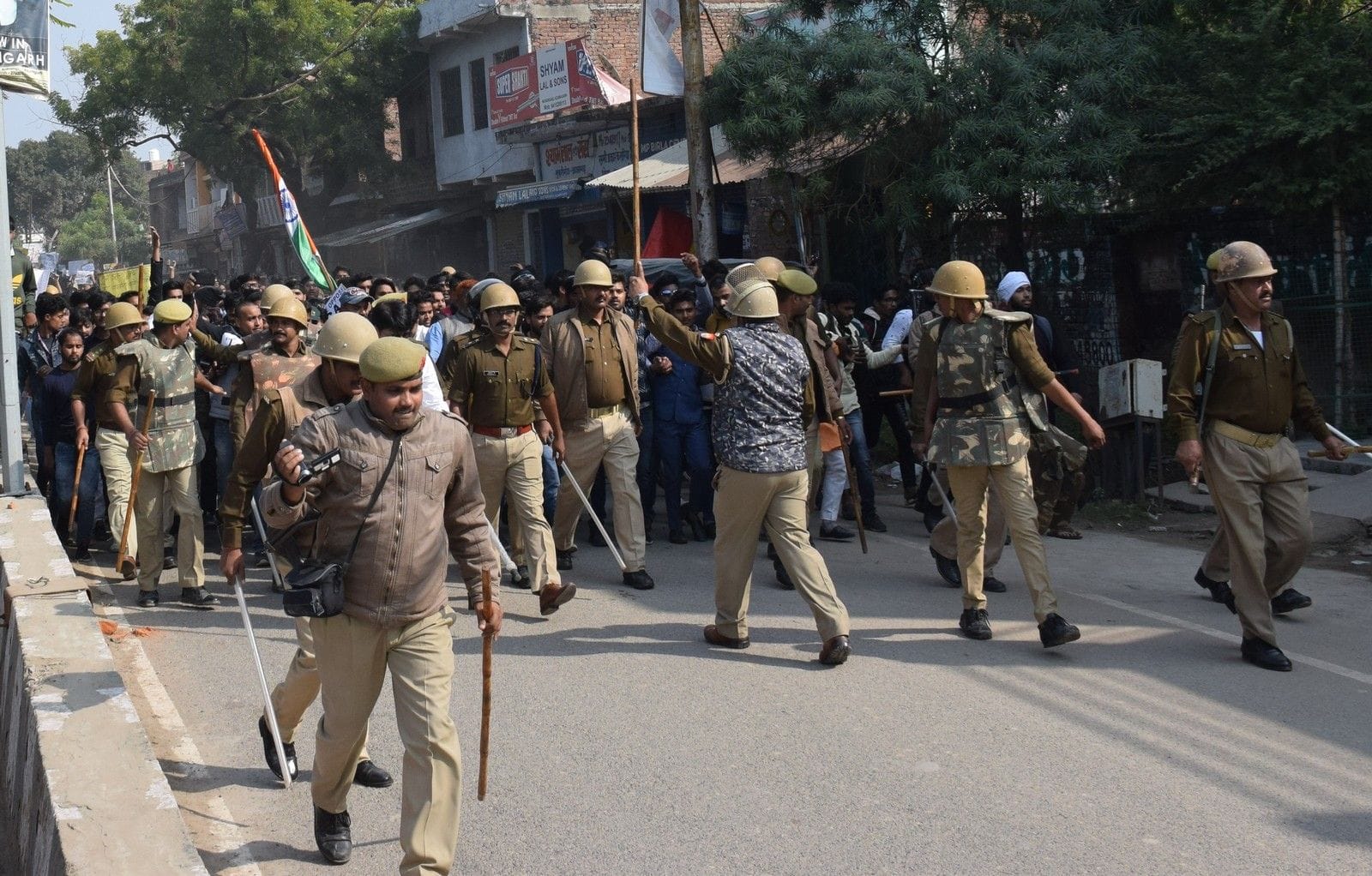 शहर के रहमत नगर नगरिकता संशोधन कानून के विरोध में प्रदर्शन करते लोगों को आगे बढ़ने से रोकती पुलिस शहर के रहमत नगर नगरिकता संशोधन कानून के विरोध में प्रदर्शन करते लोगों को आगे बढ़ने से रोकती पुलिस