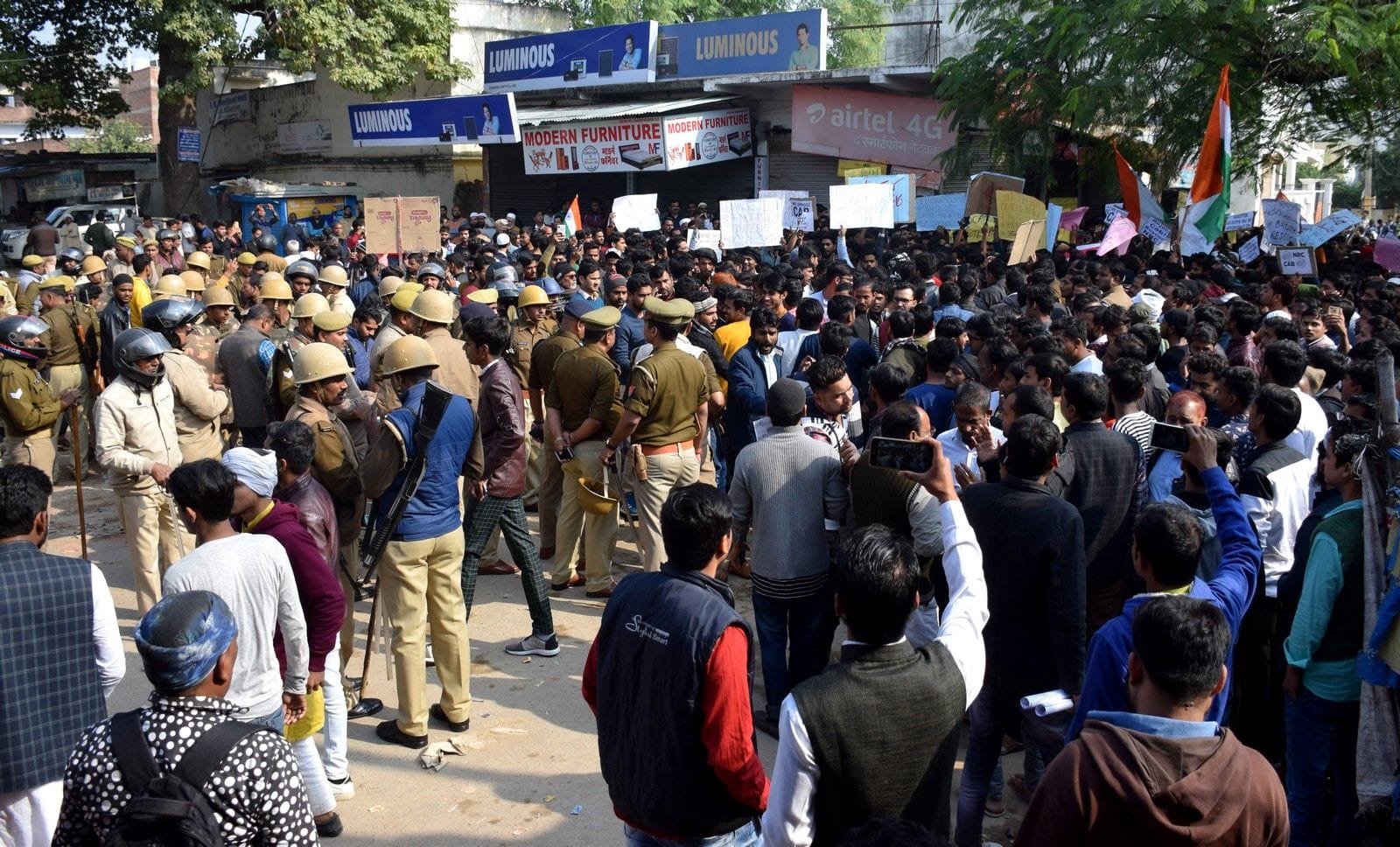 शहर के रहमत नगर नगरिकता संशोधन कानून के विरोध में प्रदर्शन करते लोगों को आगे बढ़ने से रोकती पुलिस शहर के रहमत नगर नगरिकता संशोधन कानून के विरोध में प्रदर्शन करते लोगों को आगे बढ़ने से रोकती पुलिस