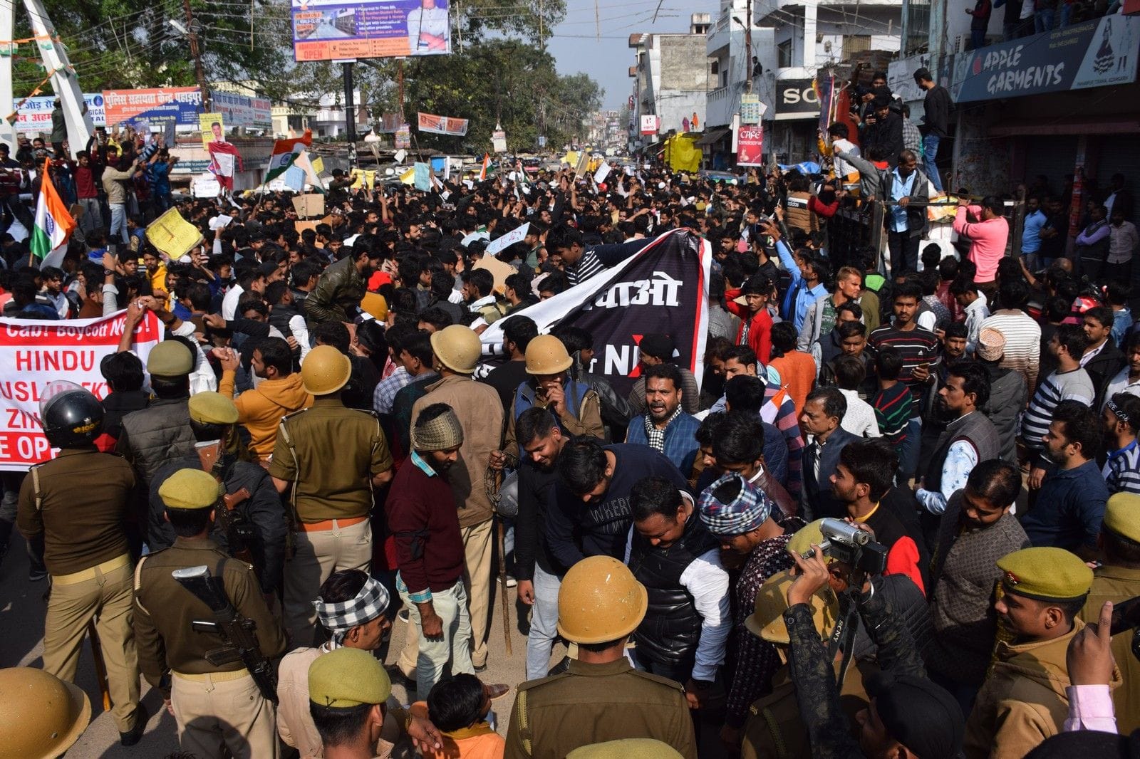 शहर के पहाड़पुर में नगरिकता संशोधन कानून के विरोध में प्रदर्शन करते लोगों को आगे बढ़ने से रोकती प शहर के पहाड़पुर में नगरिकता संशोधन कानून के विरोध में प्रदर्शन करते लोगों को आगे बढ़ने से रोकती प