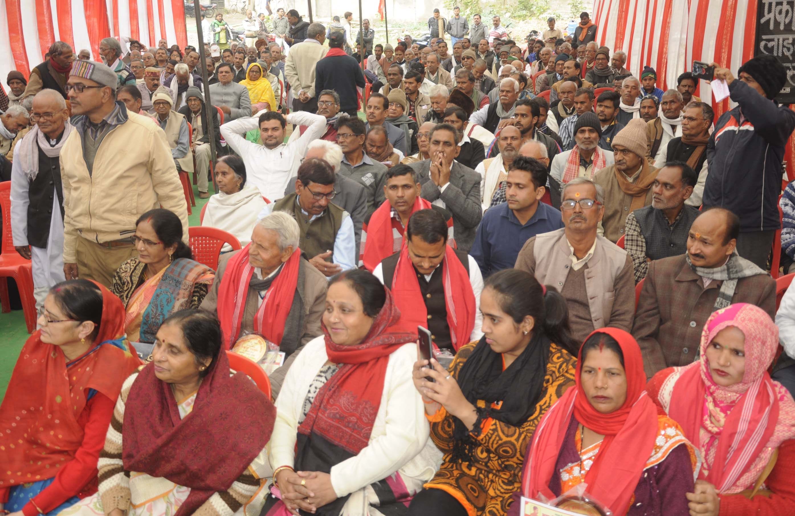 पल्टन बाजार में आयोजित अवध किसान आन्दोलन शताब्दी समारोह में जुटी भीड़। पल्टन बाजार में आयोजित अवध किसान आन्दोलन शताब्दी समारोह में जुटी भीड़।
