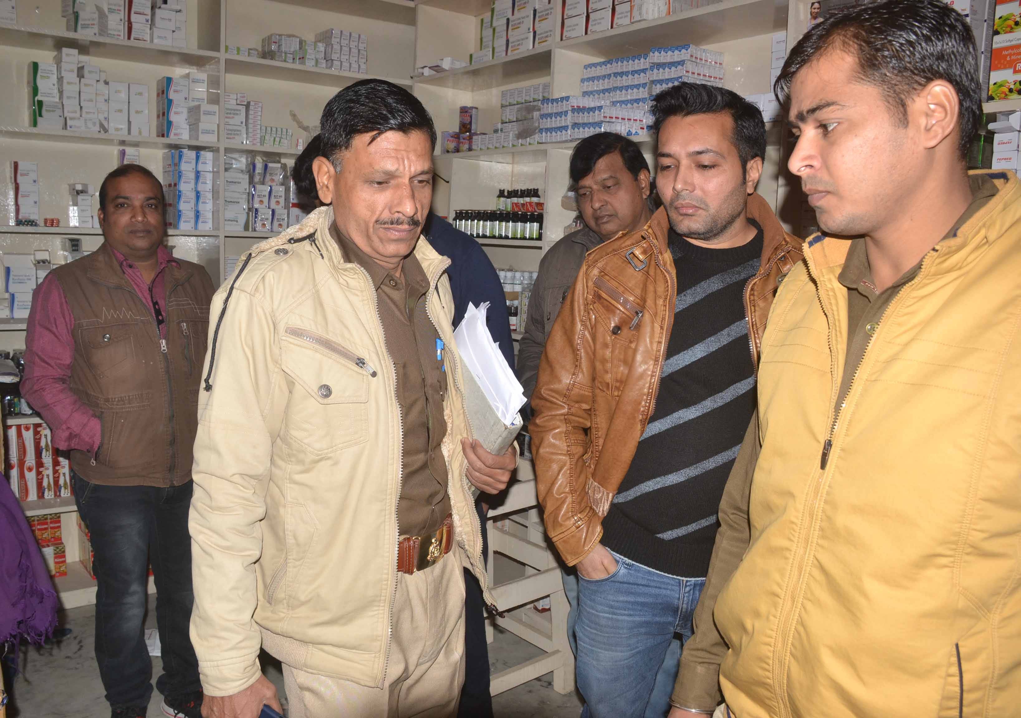 ामली हनुमान रोड पर दुकान में  चोरी की घटना के बारे में जानकारी लेते पुलिसकर्मी