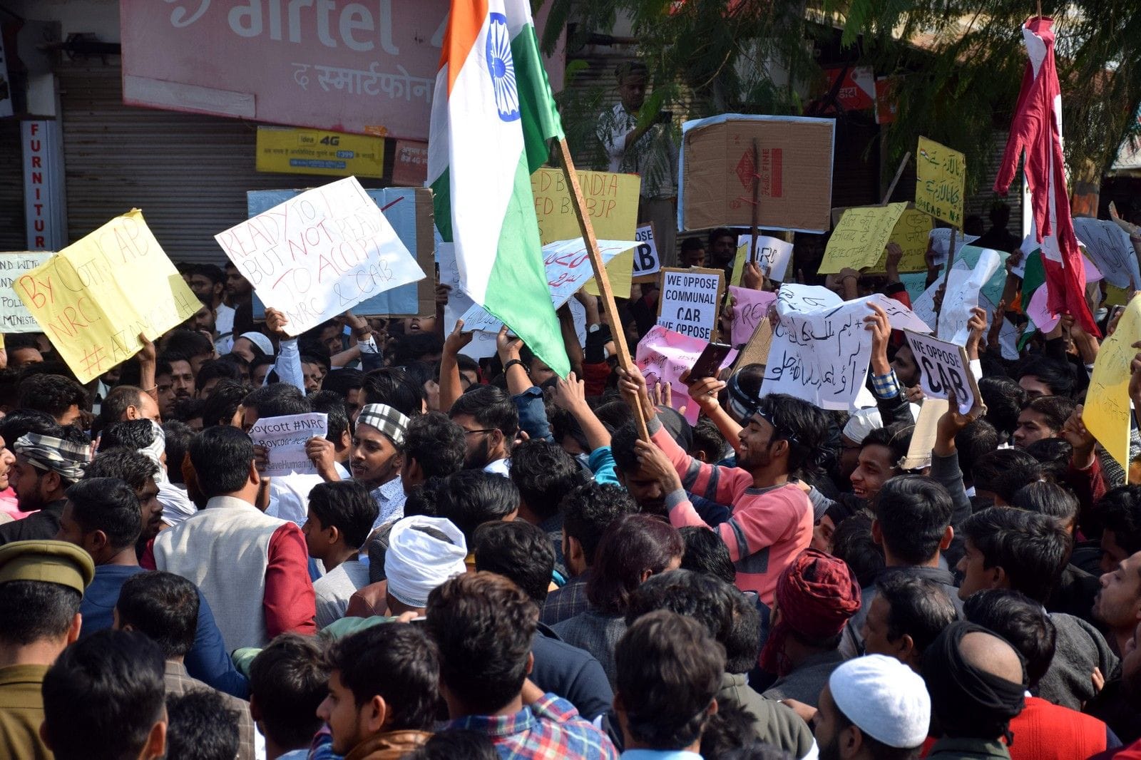 शहर के रहमत नगर नगरिकता संशोधन कानून के विरोध में प्रदर्शन करते मुस्लिम समुदाय के लोग। शहर के रहमत नगर नगरिकता संशोधन कानून के विरोध में प्रदर्शन करते मुस्लिम समुदाय के लोग।