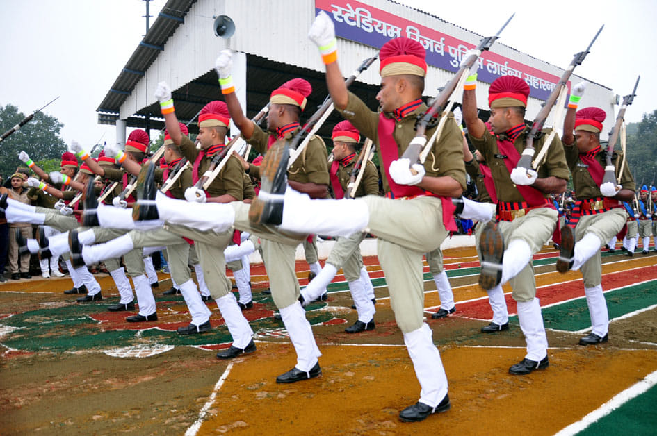 पुलिस लाइन में रिकूट आरक्षियो का प्रशिक्षण पूरा होने परेड करते आरक्षी पुलिस लाइन में रिकूट आरक्षियो का प्रशिक्षण पूरा होने परेड करते आरक्षी