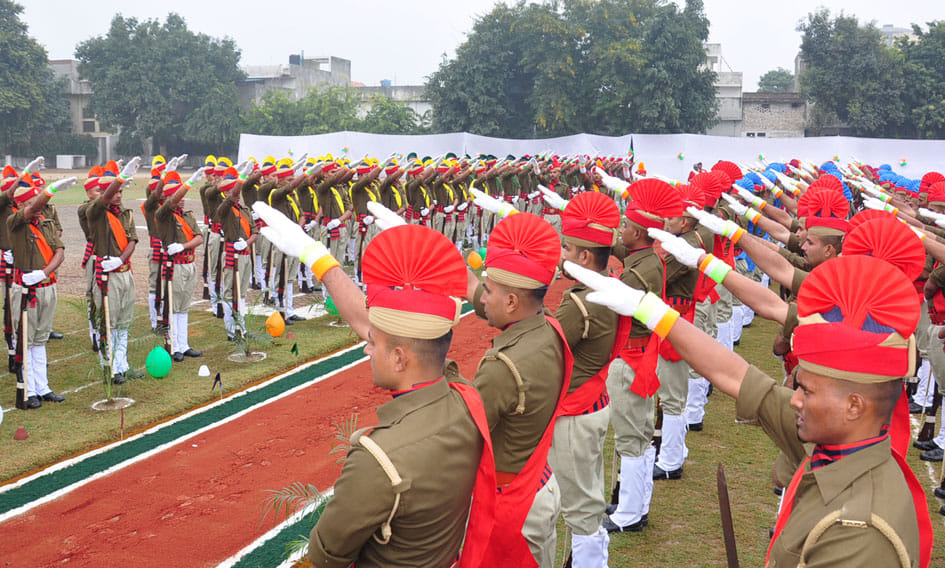 पुलिस लाइन में रिकूट आरक्षियो का प्रशिक्षण पूरा होने परेड में शपथ ग्रहण करते आरक्षी पुलिस लाइन में रिकूट आरक्षियो का प्रशिक्षण पूरा होने परेड में शपथ ग्रहण करते आरक्षी