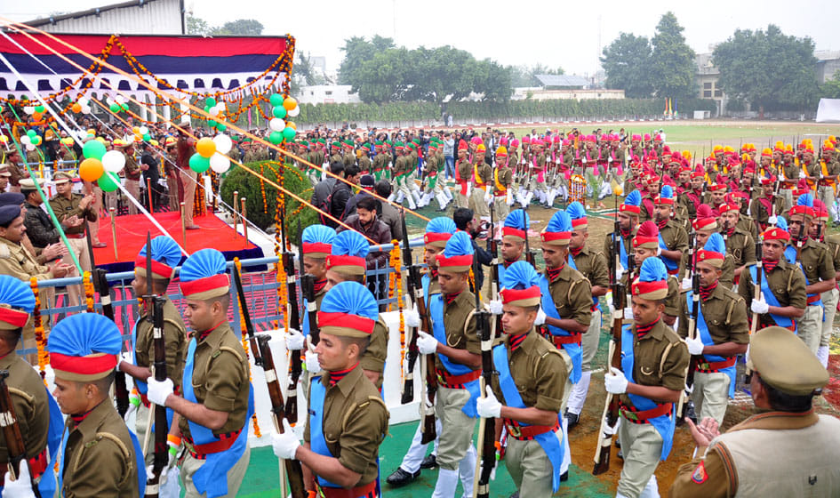 पुलिस लाइन में रिकूट आरक्षियो का प्रशिक्षण पूरा होने परेड पुरी होने पर रवाना होते आरक्षी पुलिस लाइन में रिकूट आरक्षियो का प्रशिक्षण पूरा होने परेड पुरी होने पर रवाना होते आरक्षी