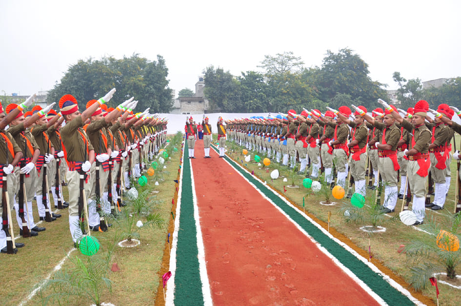 पुलिस लाइन में रिकूट आरक्षियो का प्रशिक्षण पूरा होने परेड में शपथ ग्रहण करते आरक्षी पुलिस लाइन में रिकूट आरक्षियो का प्रशिक्षण पूरा होने परेड में शपथ ग्रहण करते आरक्षी