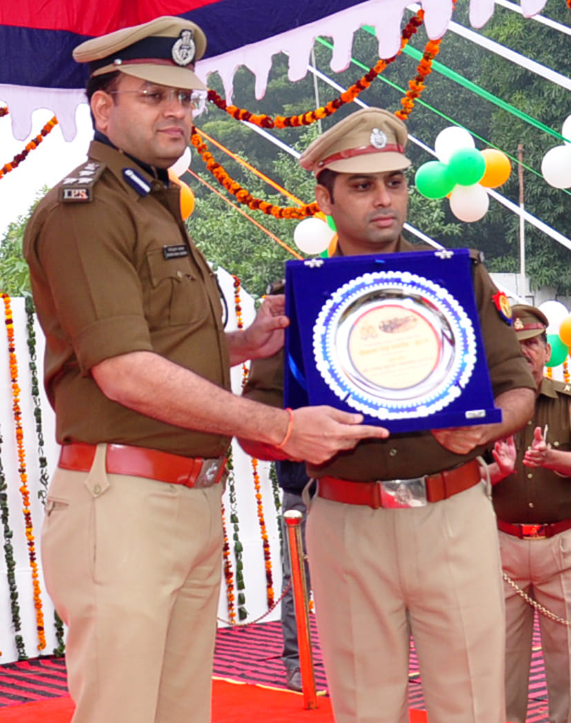 पुलिस लाइन में रिकूट आरक्षियो का प्रशिक्षण पूरा होने परेड में डीआइजी को सम्मानित करते एसएसपी पुलिस लाइन में रिकूट आरक्षियो का प्रशिक्षण पूरा होने परेड में डीआइजी को सम्मानित करते एसएसपी