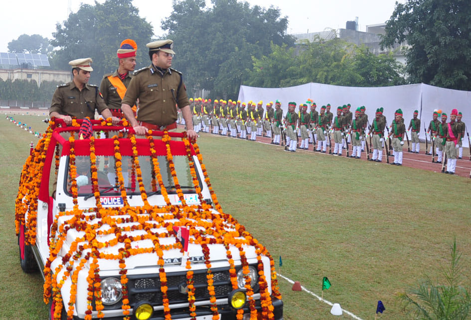 पुलिस लाइन में रिकूट आरक्षियो का प्रशिक्षण पूरा होने परेड का निरीक्षण करते डीआईजी उपेन्द्र अग्र पुलिस लाइन में रिकूट आरक्षियो का प्रशिक्षण पूरा होने परेड का निरीक्षण करते डीआईजी उपेन्द्र अग्र