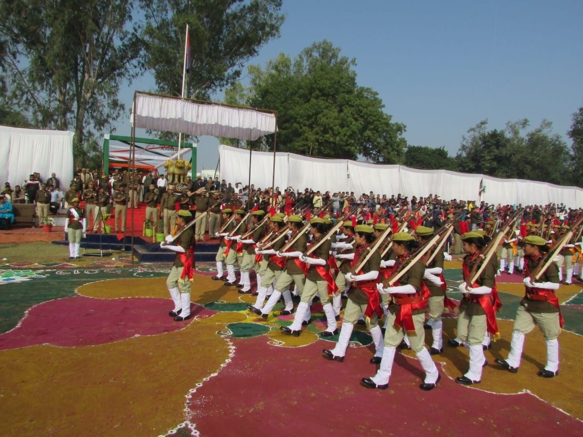पुलिस लाइन में आयोजित दीक्षांत समारोह में परेड की सलामी लेते एसपी त्रिवेणी सिंह। पुलिस लाइन में आयोजित दीक्षांत समारोह में परेड की सलामी लेते एसपी त्रिवेणी सिंह।