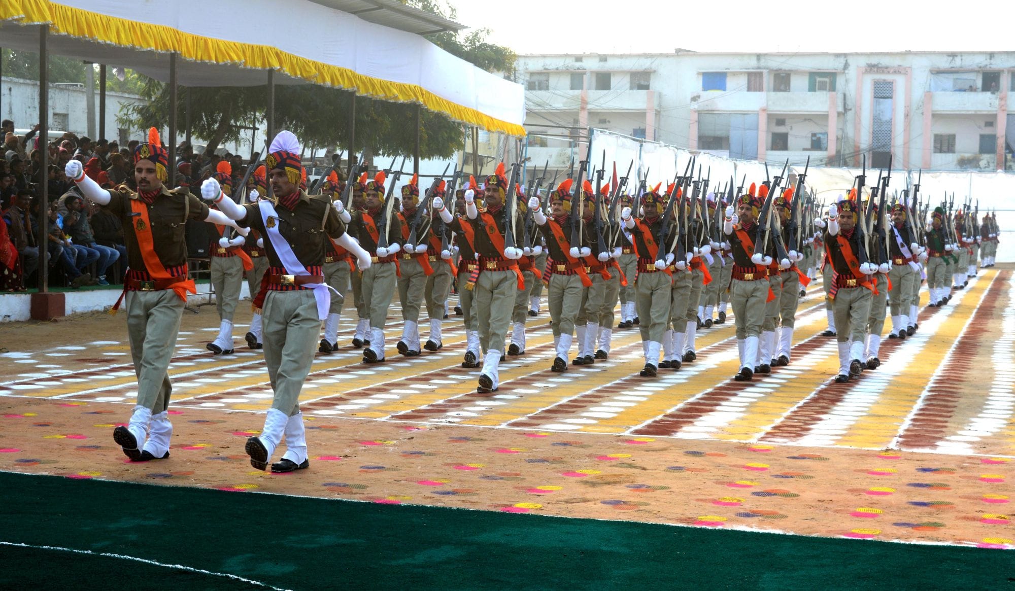 पुलिस लाइन परेड ग्राउन्ड पर आयोजित पासिंग आउट परेड में मार्च करते हुए।