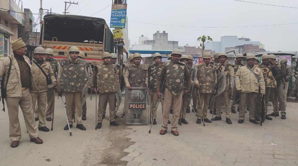 दारूल उलूम क्षेत्र में गश्त करती पुलिस