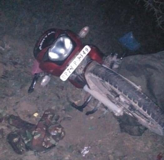 अंतू थाना क्षेत्र में पेट्रोल पम्प पर फायरिंग करने के आरोपी की क्षतिग्रस्त बाइक। अंतू थाना क्षेत्र में पेट्रोल पम्प पर फायरिंग करने के आरोपी की क्षतिग्रस्त बाइक।