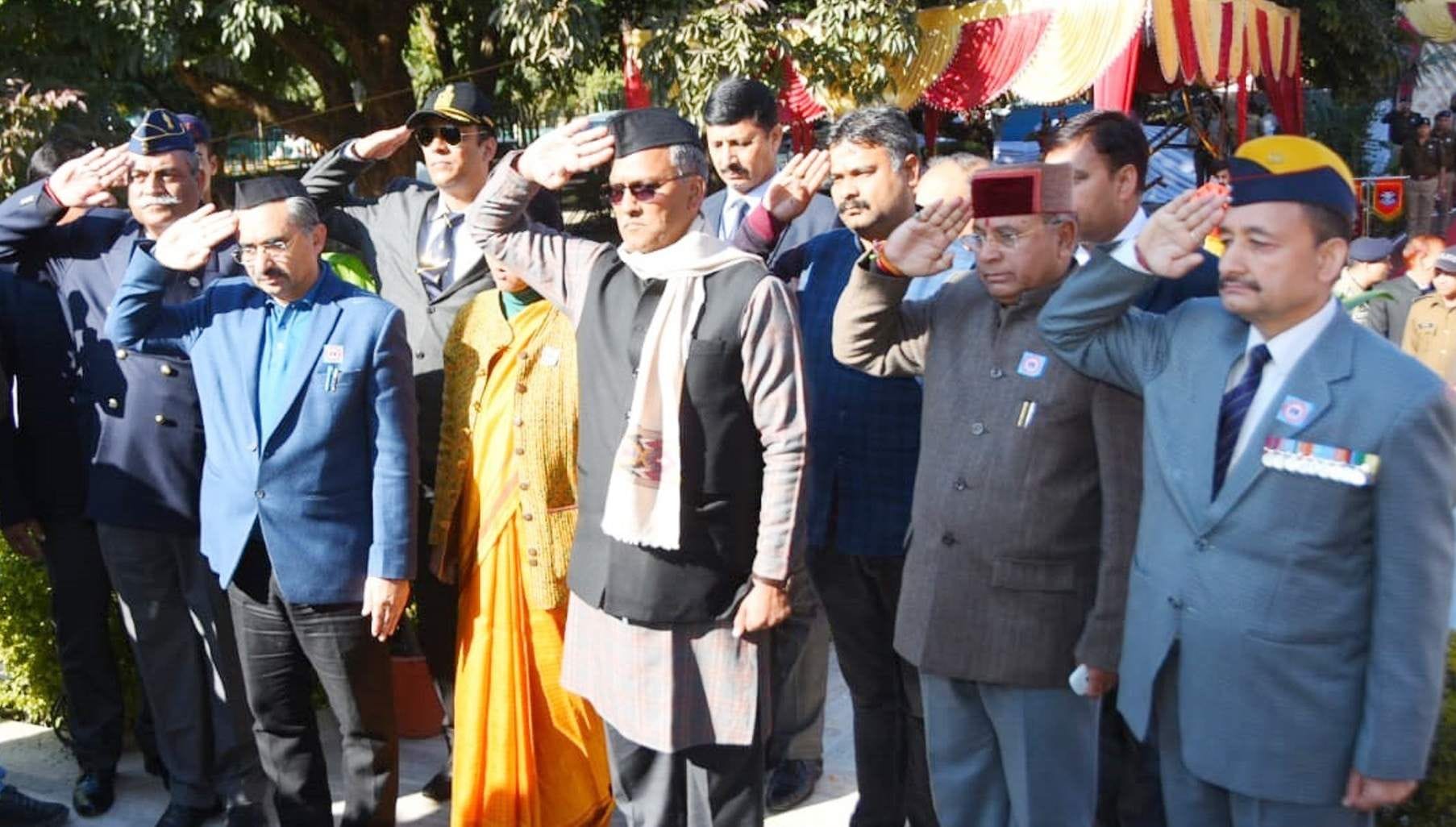 विजय दिवस के अवसर पर राजपुर रोड गांधी पार्क स्थित शहीद स्मारक में सलामी देते मुख्यमंत्री त्रिवे?