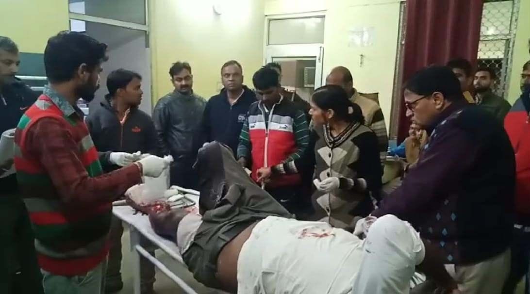 अंतू के लोकईयापुर बभनी में पुलिस वाहन के दुर्घटना में घायल सिपाही का इलाज करते चिकित्सक। अंतू के लोकईयापुर बभनी में पुलिस वाहन के दुर्घटना में घायल सिपाही का इलाज करते चिकित्सक।