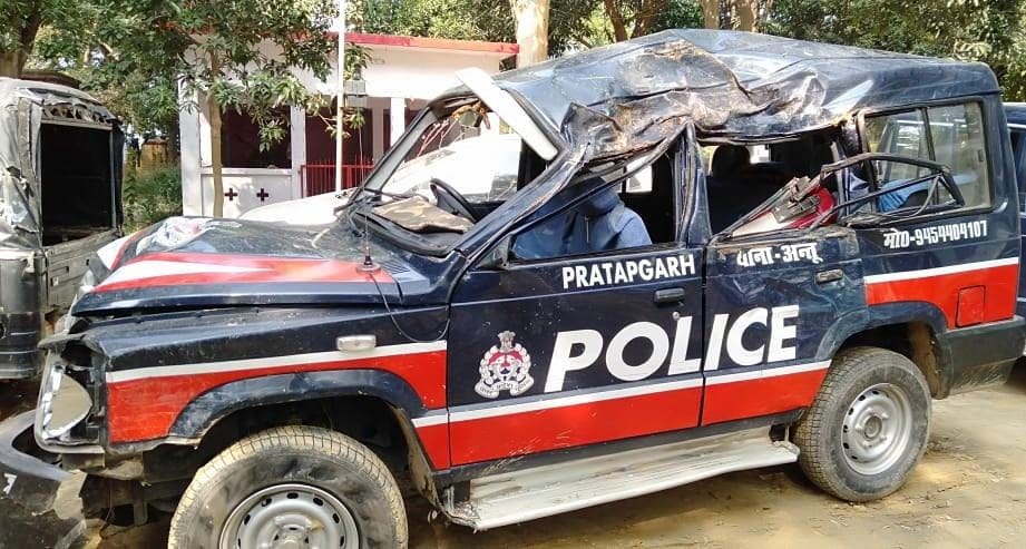 अंतू के लोकईयापुर बभनी में सड़क हादसे में क्षतिग्रस्त पुलिस वाहन। अंतू के लोकईयापुर बभनी में सड़क हादसे में क्षतिग्रस्त पुलिस वाहन।