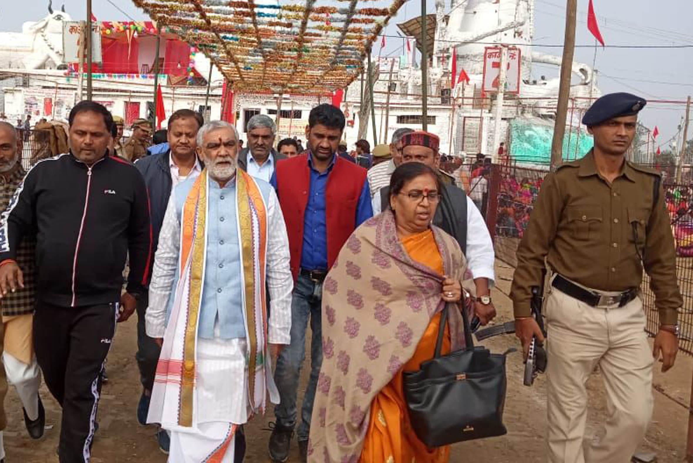 सिमौनीधाम आए केंद्रीय मंत्री अश्वनी चौबे। साथ में उनकी धर्मपत्नी नीता चौबे। सिमौनीधाम आए केंद्रीय मंत्री अश्वनी चौबे। साथ में उनकी धर्मपत्नी नीता चौबे।