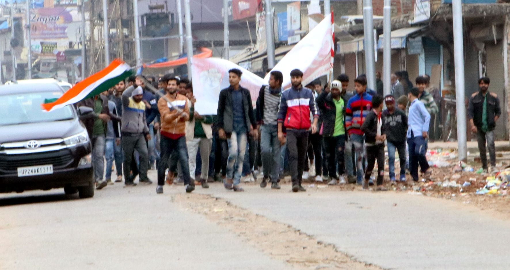 अलीगढ़ के दोदपुर मार्केट से जुलूस निकालकर बाजार बंद कराते मुस्लिम युवक। अलीगढ़ के दोदपुर मार्केट से जुलूस निकालकर बाजार बंद कराते मुस्लिम युवक।