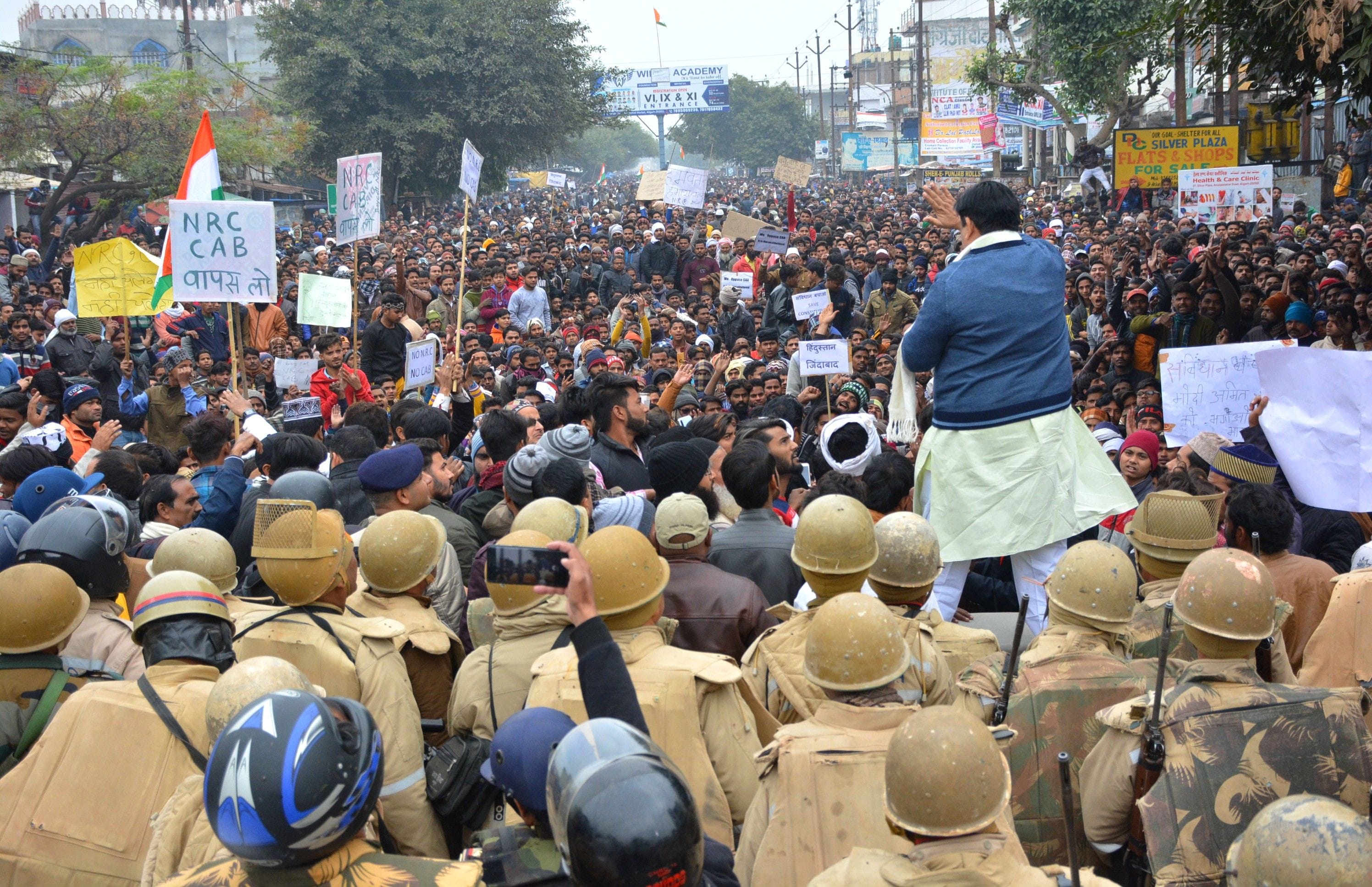 अलीगढ़। नागरिकता कानून के विरोध में जमालपुर में प्रदर्शन कर रहे लोगो को समझाते पूर्व विधायक जमी? अलीगढ़। नागरिकता कानून के विरोध में जमालपुर में प्रदर्शन कर रहे लोगो को समझाते पूर्व विधायक जमी?