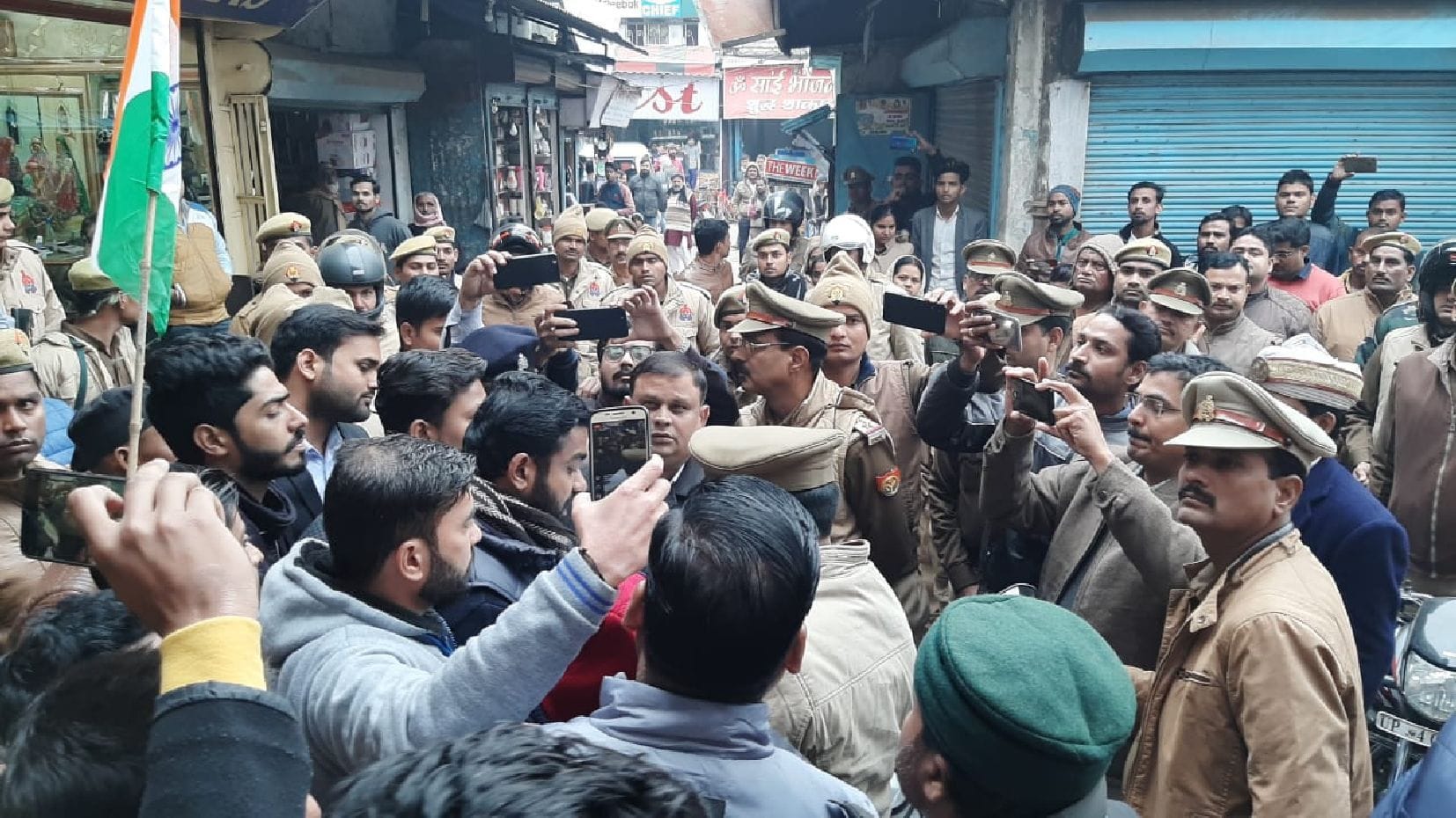 बहराइच के कांग्रेस भवन के बाहर नागरिकता संशोधन कानून के विरोध में प्रदर्शन करते कांग्रेस कार्यक