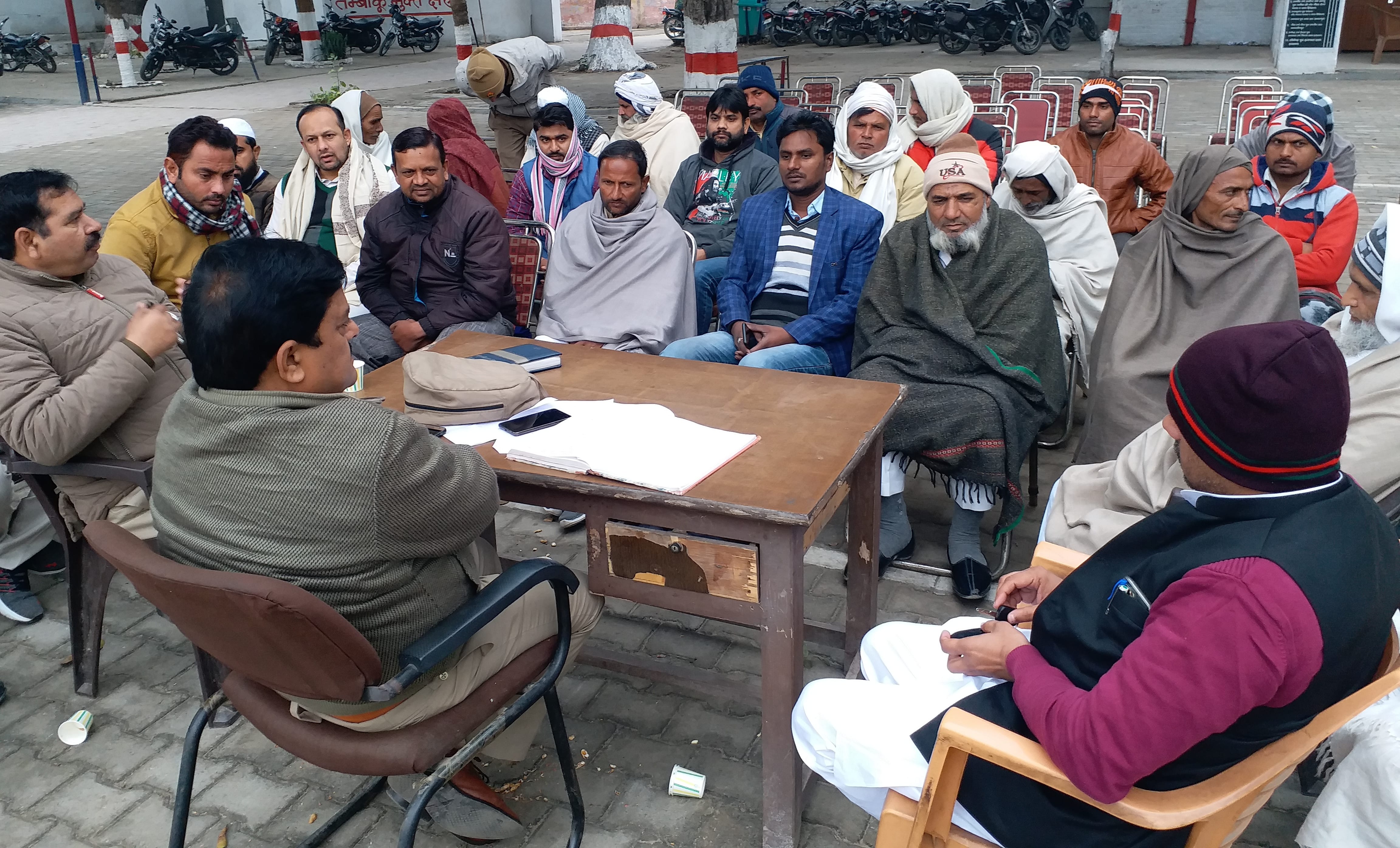 झिंझाना थाने में नागरिक बिल को लेकर क्षेत्र के लोगों की बैठक लेते थानाप्रभारी