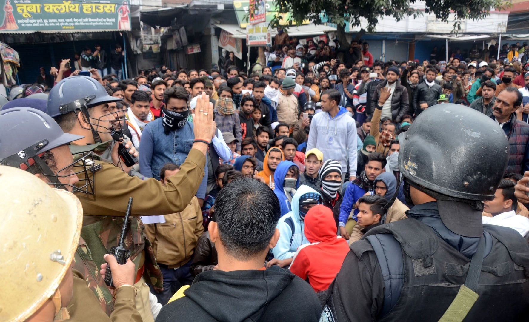 जमालपुर ईदगाह पर प्रदर्शन कर रहे लोगो को समझाते एसएसपी आकाश कुलहरि।  