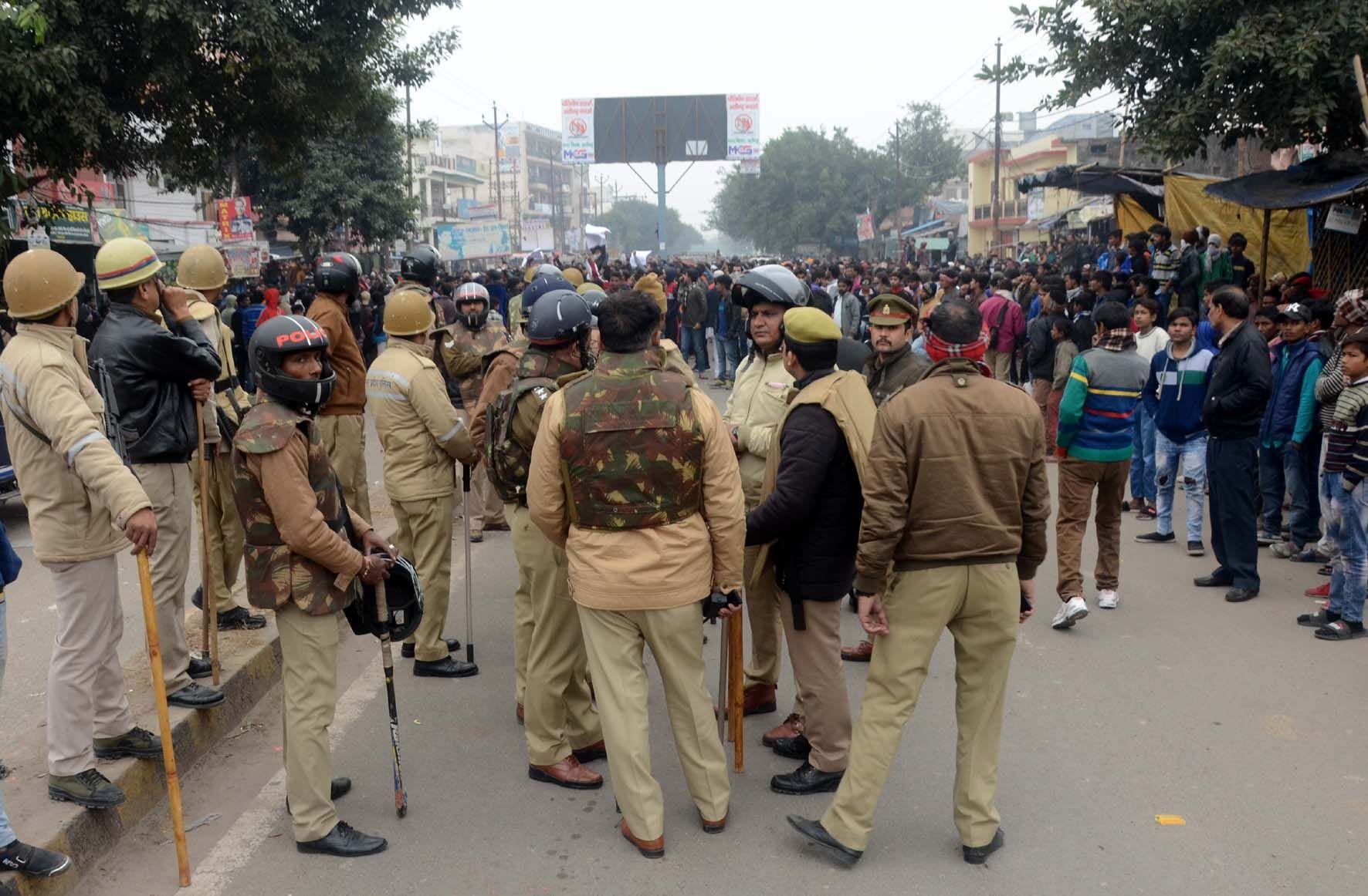 जमालपुर ईदगाह पर विरोध प्रदर्शन करते लोगो को रोकती पुलिस ।