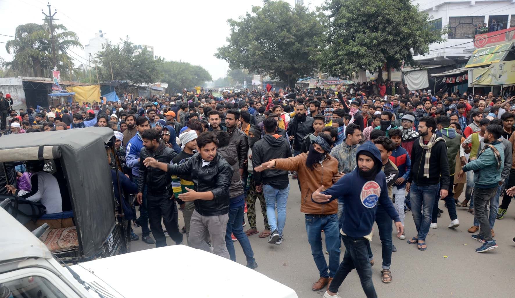जमालपुर ईदगाह पर विरोध प्रदर्शन कारी गाडि़यों को रोकते । जमालपुर ईदगाह पर विरोध प्रदर्शन कारी गाडि़यों को रोकते ।
