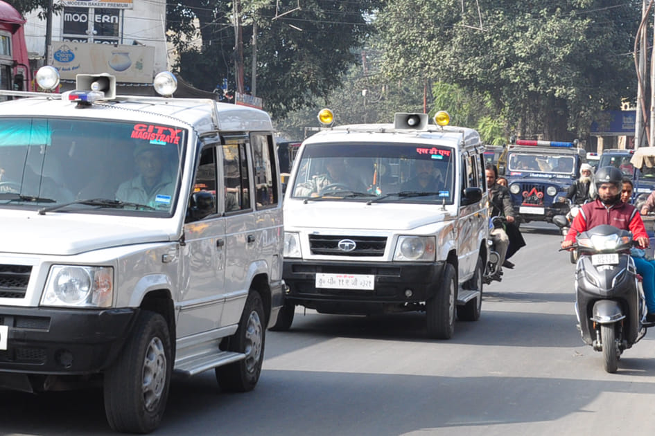 शहर में वाहनों से फ्लैग मार्च करते पुलिस-प्रशासनिक अधिकारी।