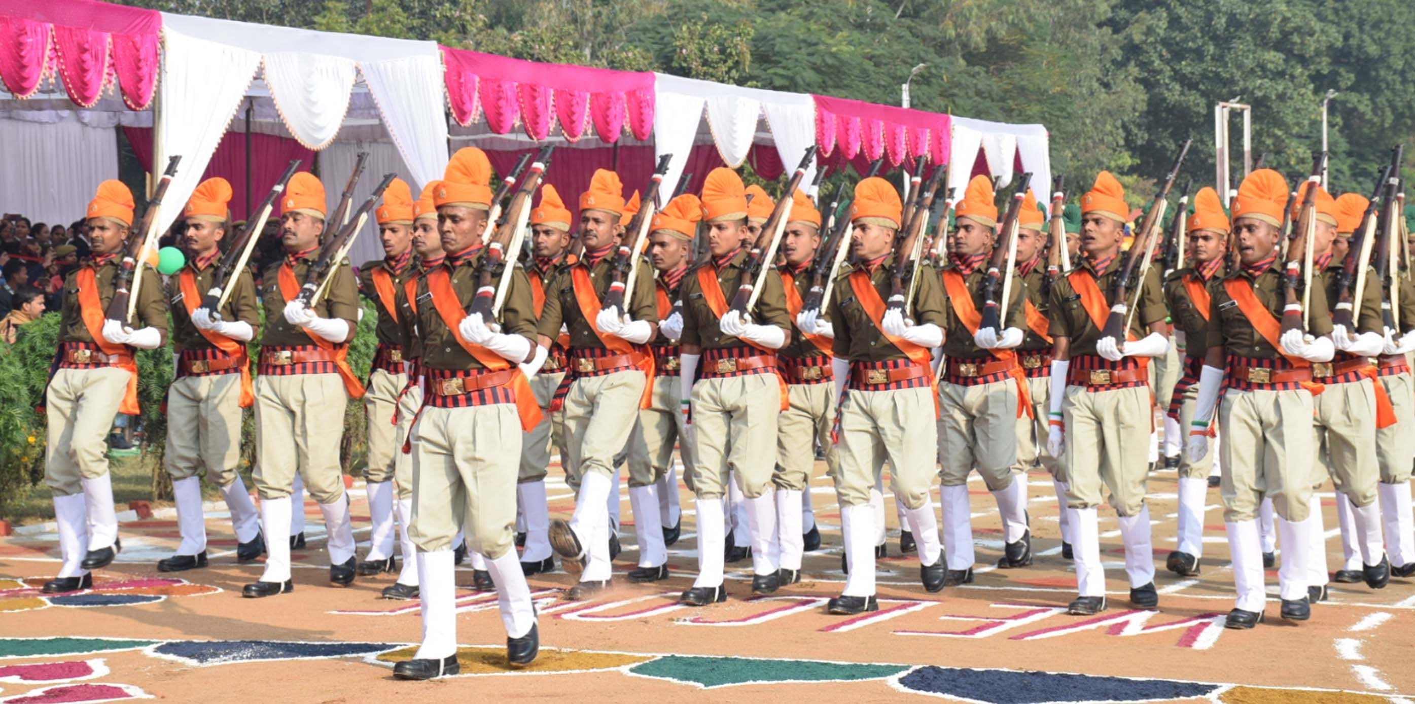 पुलिस लाइन में पास आऊट परेड करते रंगरूट। पुलिस लाइन में पास आऊट परेड करते रंगरूट।