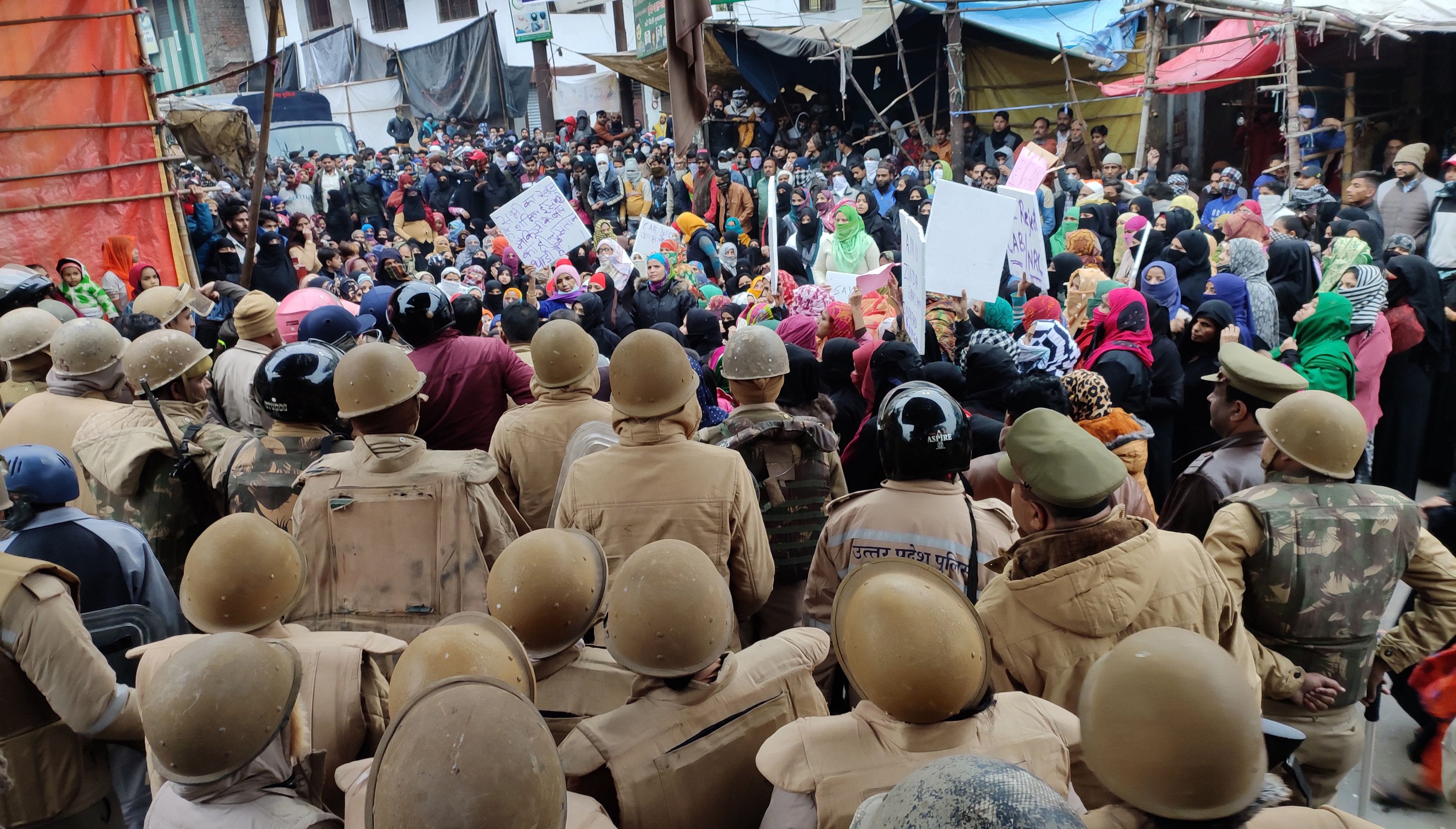 ऊपरकोट में छात्रों और नागरिकता संशोधन कानून के विरोध में प्रदर्शन करती महिलाएं।