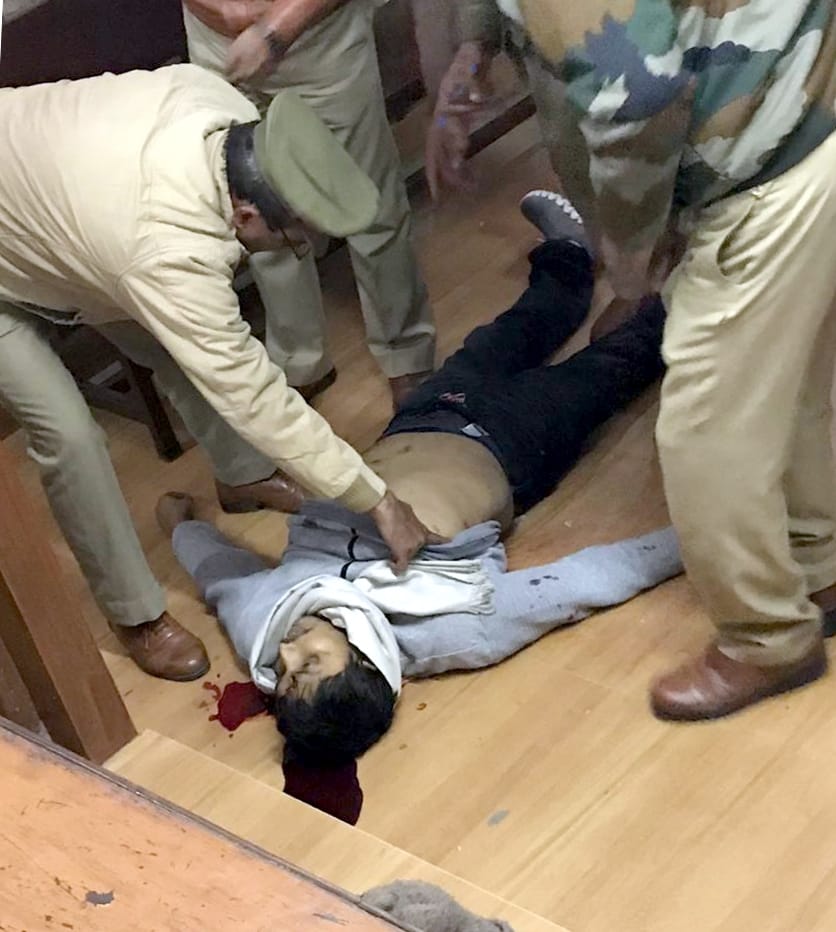 बिजनौर हत्याकांड: बिजनौर में जजी में सीजेएम कोर्ट में शाहनवाज की हत्या के बाद उसके शव को देखती पु? बिजनौर हत्याकांड: बिजनौर में जजी में सीजेएम कोर्ट में शाहनवाज की हत्या के बाद उसके शव को देखती पु?