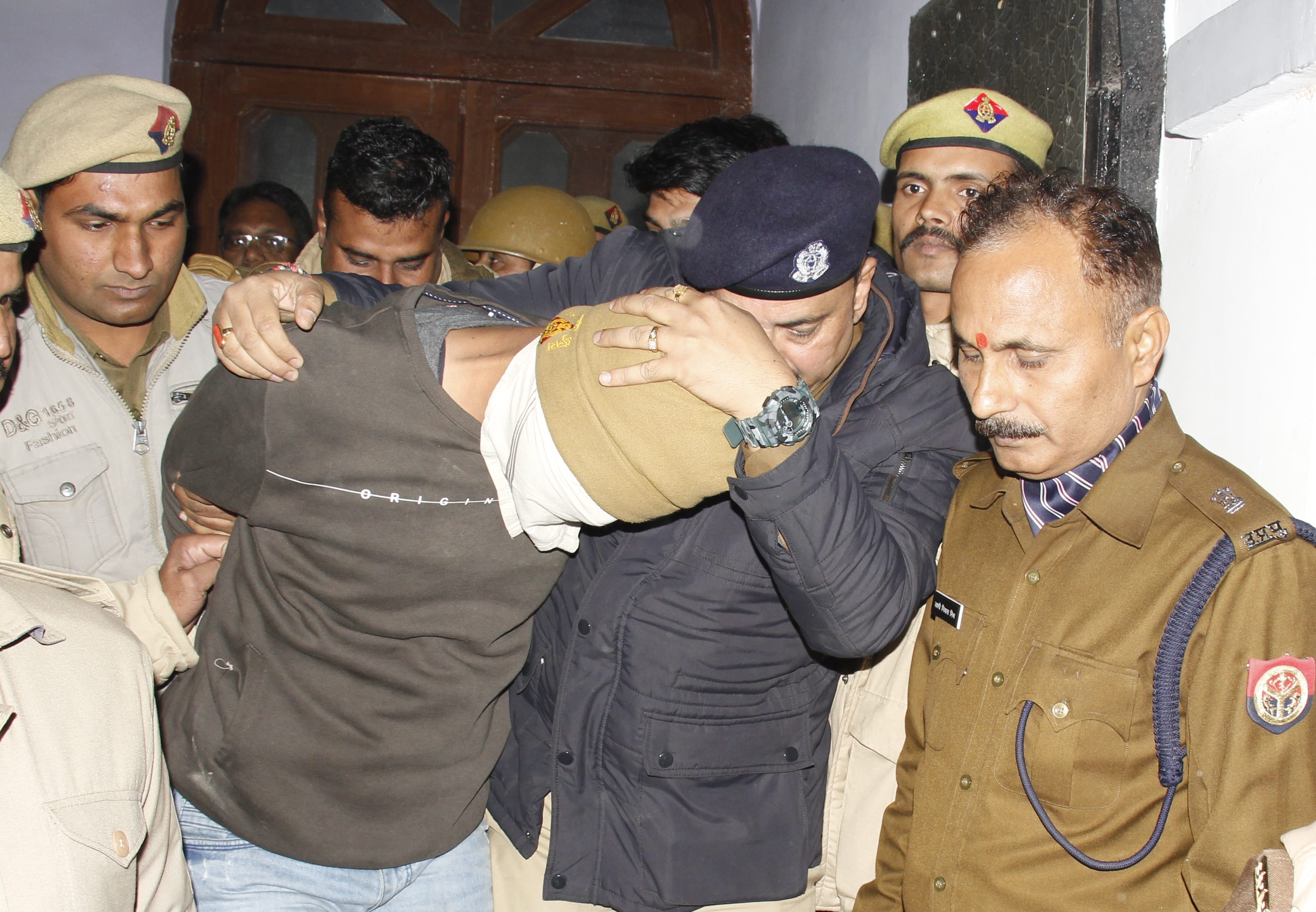 बिजनौर में जजी में सीजेएम कोर्ट में शाहनवाज की हत्या के बाद कोर्ट से आरोपी को पकड़कर बाहर लाते सी? बिजनौर में जजी में सीजेएम कोर्ट में शाहनवाज की हत्या के बाद कोर्ट से आरोपी को पकड़कर बाहर लाते सी?