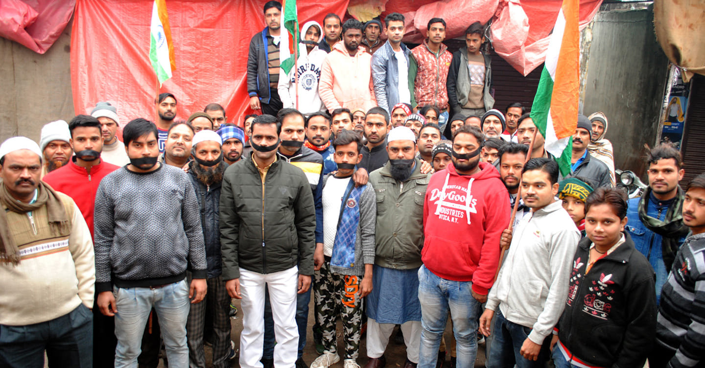 बिजनौर में नागरिकता संसोधन कानून का मुंह पर काली पट्टी बांधकर विरोध करते फल व्यापारी। बिजनौर में नागरिकता संसोधन कानून का मुंह पर काली पट्टी बांधकर विरोध करते फल व्यापारी।