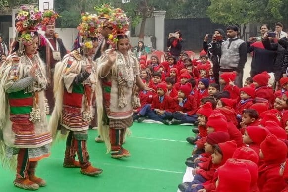 जीएन नेशलन पब्लिक स्कूल में आयोजित कार्यक्रम के दौरान नृत्य प्रस्तुत करते यूनानी सम्राट सिकंदर 