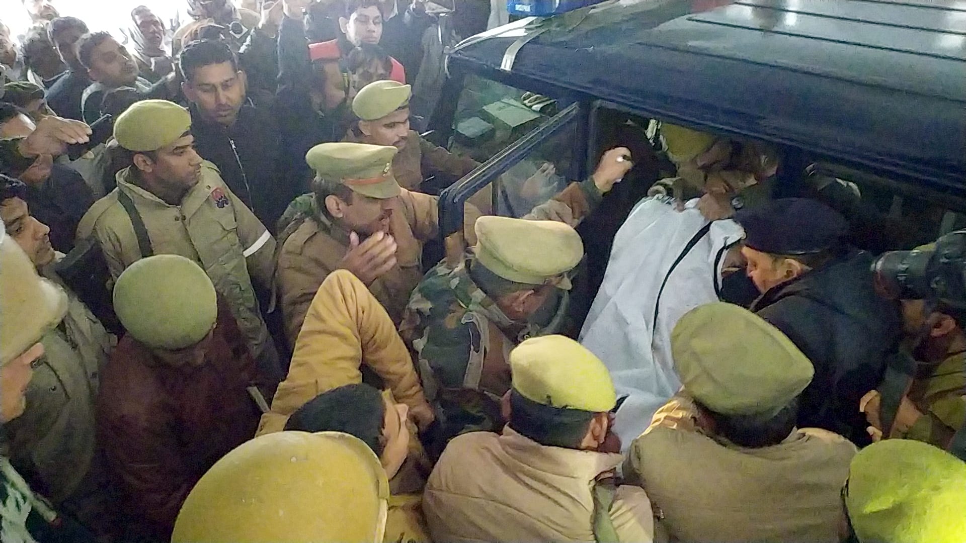 रजिनौर में जजी में सीजेएम कोर्ट शाहनवाज के शव को ले जाती पुलिस। रजिनौर में जजी में सीजेएम कोर्ट शाहनवाज के शव को ले जाती पुलिस।