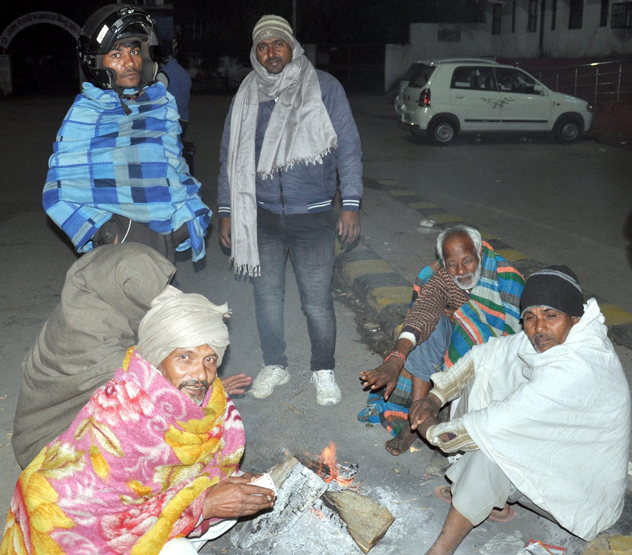 शामली रात्री 10.20रेलवे स्टेशन पर अलाव सेकते लोग शामली रात्री 10.20रेलवे स्टेशन पर अलाव सेकते लोग