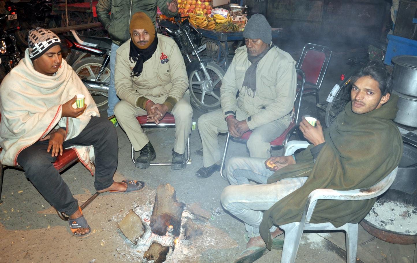 शामली में फव्वारा चौक 9.33पर रात्री में अलाव सेकते पुलिसकर्मी शामली में फव्वारा चौक 9.33पर रात्री में अलाव सेकते पुलिसकर्मी