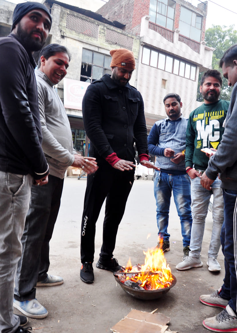 सहारनपुर में ठंड के चलते अलाव का सहारा लेते व्यापारी सहारनपुर में ठंड के चलते अलाव का सहारा लेते व्यापारी