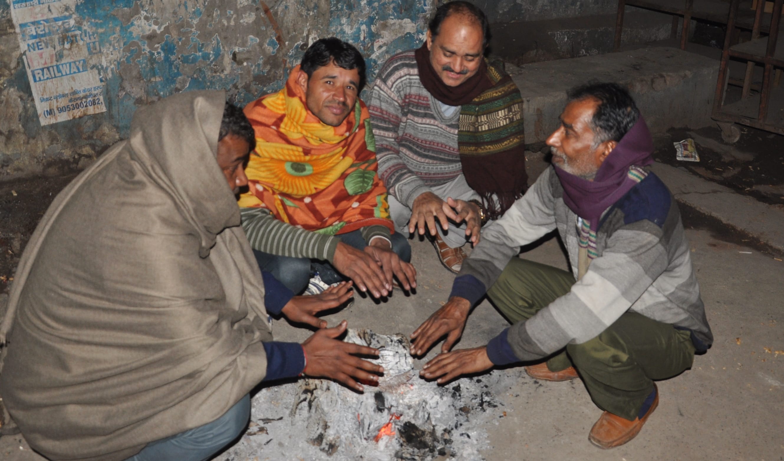 शामली रोडवेज बस अडडे पर रात्री 9.20पर अलाव सेकते लोग शामली रोडवेज बस अडडे पर रात्री 9.20पर अलाव सेकते लोग