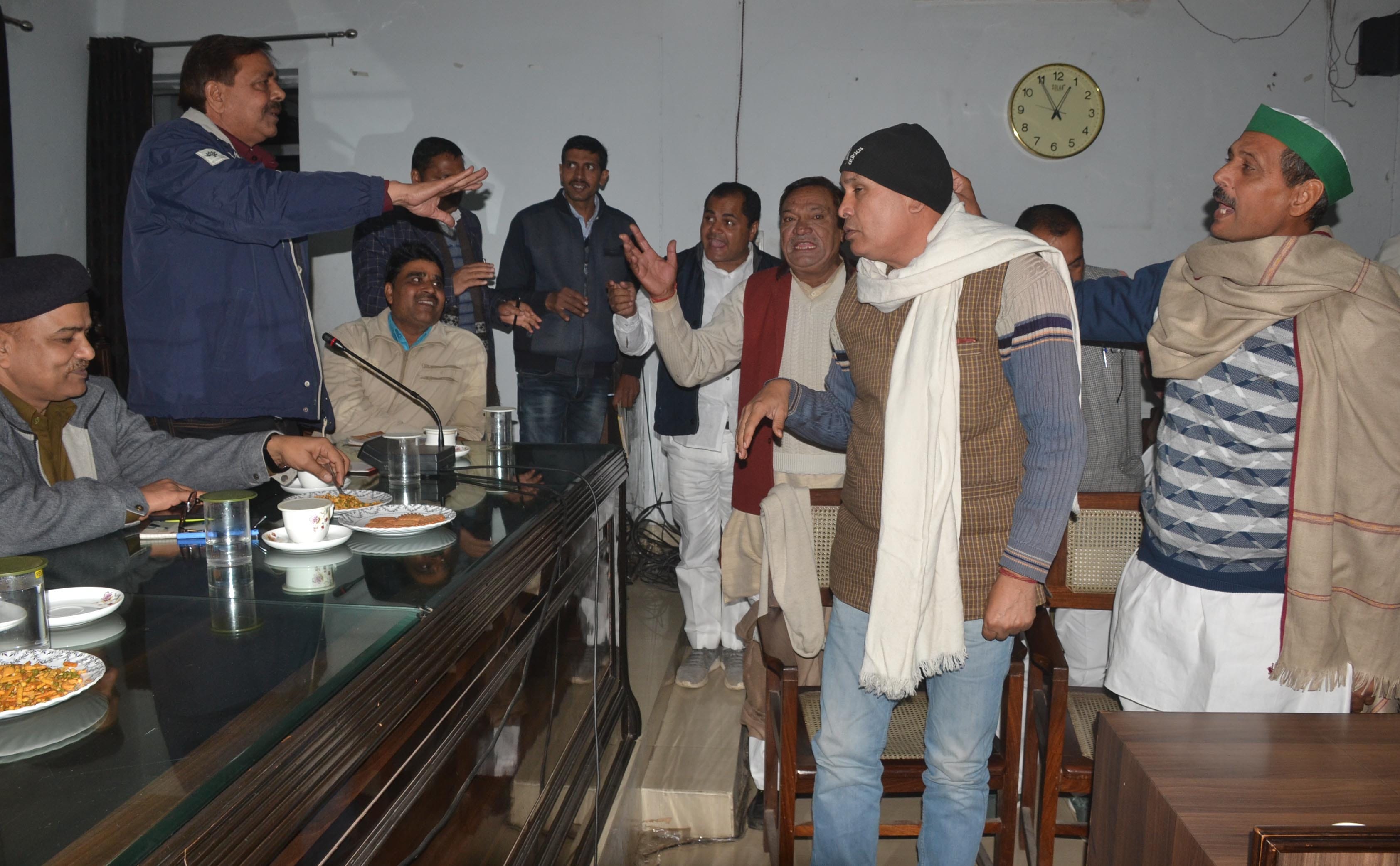 शामली कलक्ट्रेट सभागार में आयोजित किसान दिवस में हंगामा करते किसान। शामली कलक्ट्रेट सभागार में आयोजित किसान दिवस में हंगामा करते किसान।
