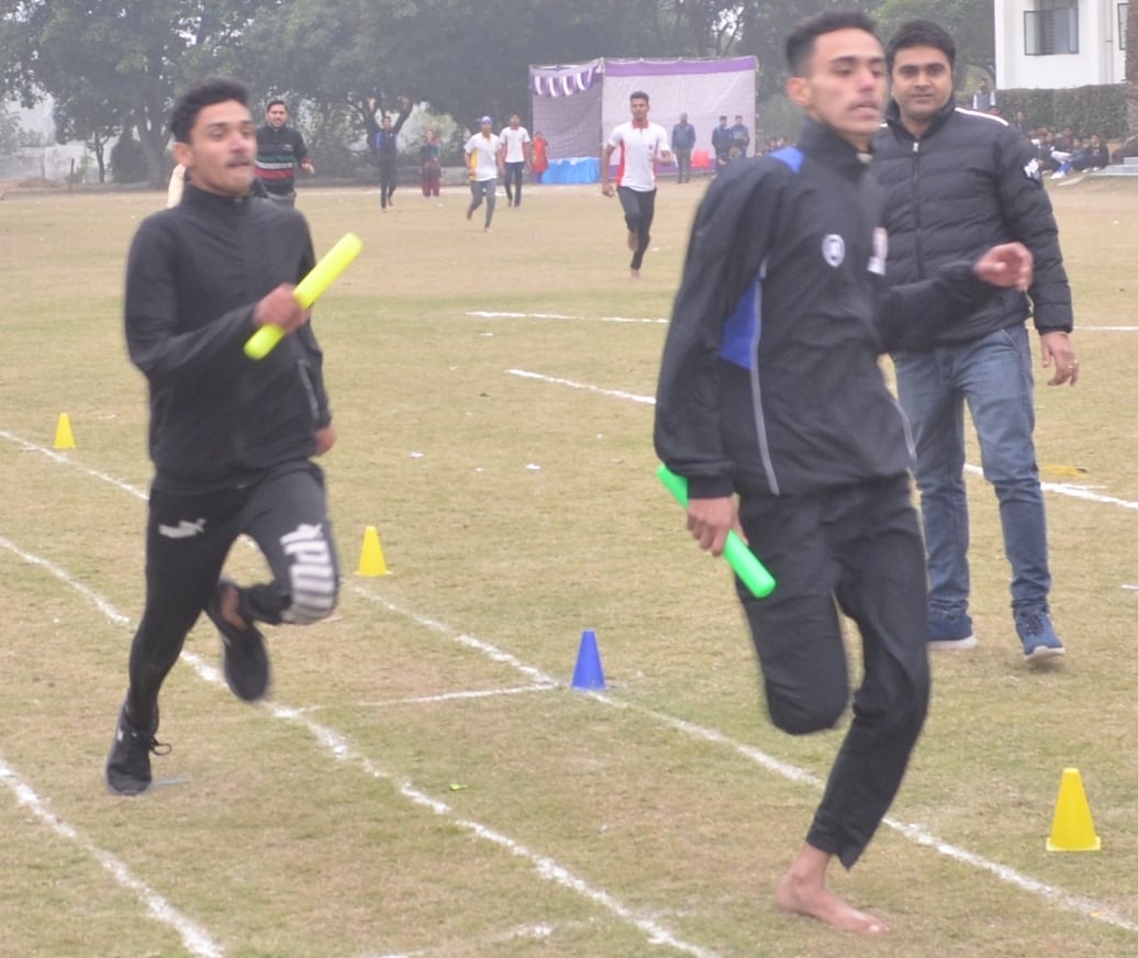 शामली रॉक गोल्ड एकेडमी आयोजित खेल कूद  प्रतियोगिता में भाग लेते छात्र